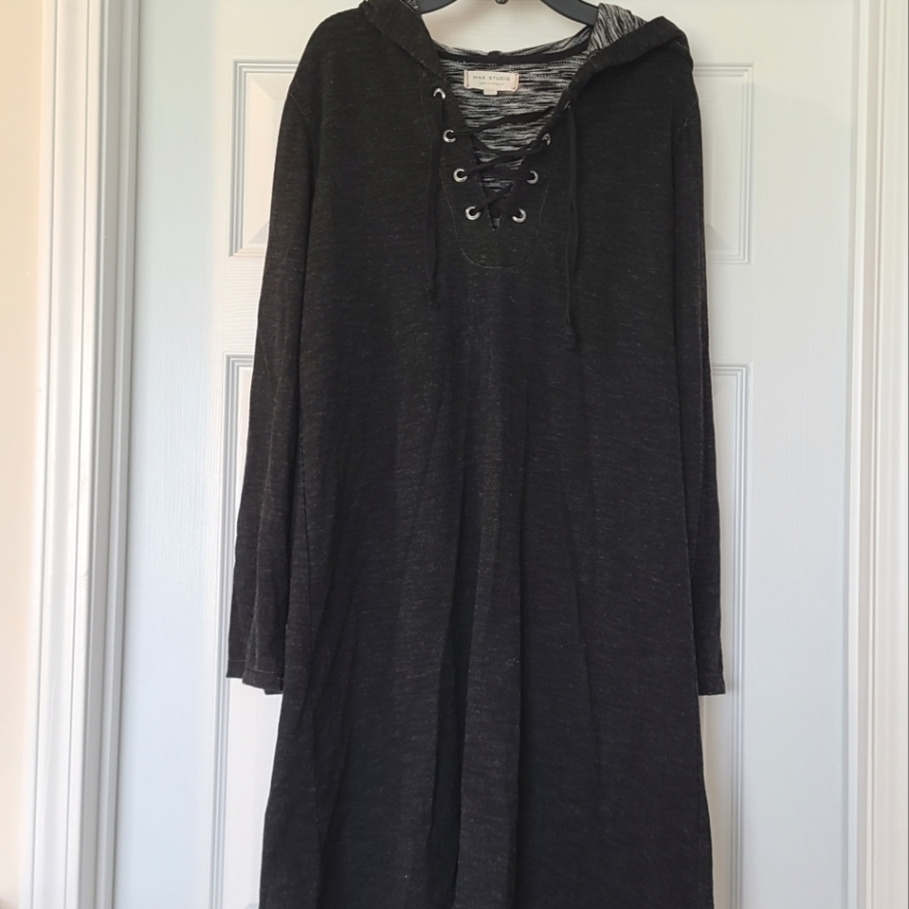 𝅺max Studio long sweatshirt size medium